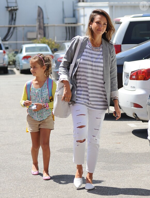 Jessica Alba et sa fille Haven dans les rues de Santa Monica, le 25 juillet 2014