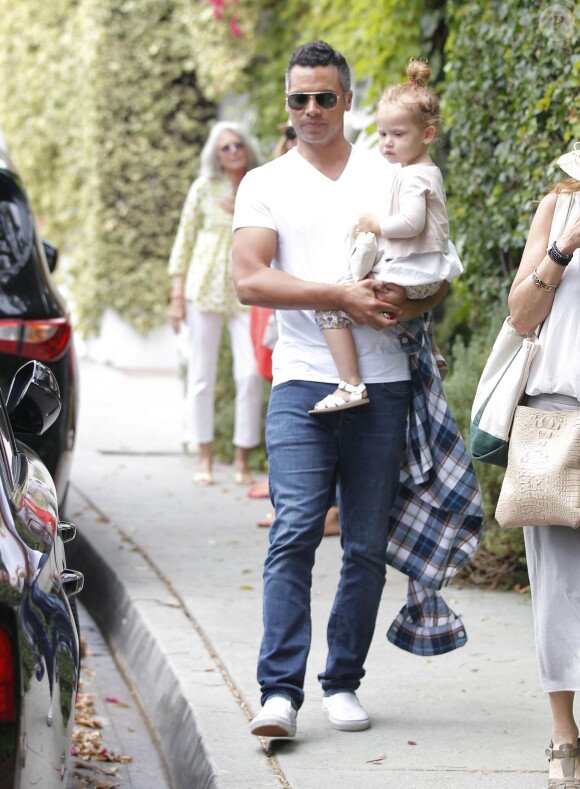 Jessica Alba, son mari et leurs filles se rendent en famille à une fête d'anniversaire à Brentwood, le 19 juillet 2014