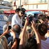 Chris Brown descend du Highlander, sur le port de Saint-Tropez. Le 30 juillet 2014.