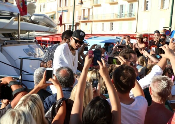 Chris Brown descend du Highlander, sur le port de Saint-Tropez. Le 30 juillet 2014.