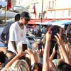 Chris Brown descend du Highlander, sur le port de Saint-Tropez. Le 30 juillet 2014.