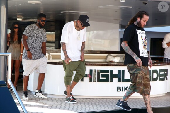Chris Brown quitte le Highlander, sur le port de Saint-Tropez. Le 30 juillet 2014.
