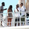 Chris Brown et ses amis, détendus sur un yacht à Saint-Tropez. Le 30 juillet 2014.
