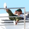 Chris Brown se détend sur un yacht à Saint-Tropez. Le 30 juillet 2014.