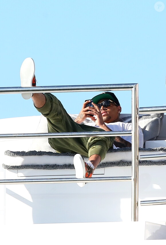 Chris Brown se détend sur un yacht à Saint-Tropez. Le 30 juillet 2014.