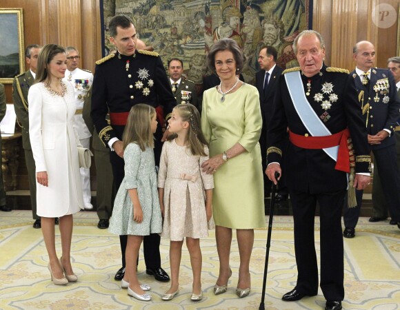 La reine Letizia, le roi Felipe VI, l'infante Sofia, la princesse Leonor, la reine Sofia et le roi Carlos I lors de la cérémonie de passation de pouvoir entre le roi Juan Carlos I et son fils le roi Felipe VI d'Espagne au palais de la Zarzuela à Madrid, le 19 juin 2014