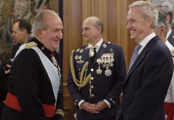 La roi Carlos I et Pedro Morenes Eulate (ministre de la défense espagnol) lors de la cérémonie de passation de pouvoir entre le roi Juan Carlos I et son fils le roi Felipe VI d'Espagne au palais de la Zarzuela à Madrid, le 19 juin 2014