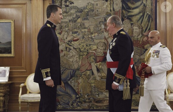 Le roi Felipe VI d'Espagne et le roi Juan Carlos I lors de la cérémonie de passation de pouvoir entre le roi Juan Carlos I et son fils le roi Felipe VI d'Espagne au palais de la Zarzuela à Madrid, le 19 juin 2014