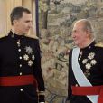 Le roi Felipe VI d'Espagne et le roi Juan Carlos I lors de la c&eacute;r&eacute;monie de passation de pouvoir entre le roi Juan Carlos I et son fils le roi Felipe VI d'Espagne au palais de la Zarzuela &agrave; Madrid, le 19 juin 2014 