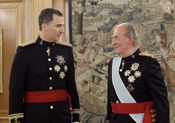 Le roi Felipe VI d'Espagne et le roi Juan Carlos I lors de la cérémonie de passation de pouvoir entre le roi Juan Carlos I et son fils le roi Felipe VI d'Espagne au palais de la Zarzuela à Madrid, le 19 juin 2014