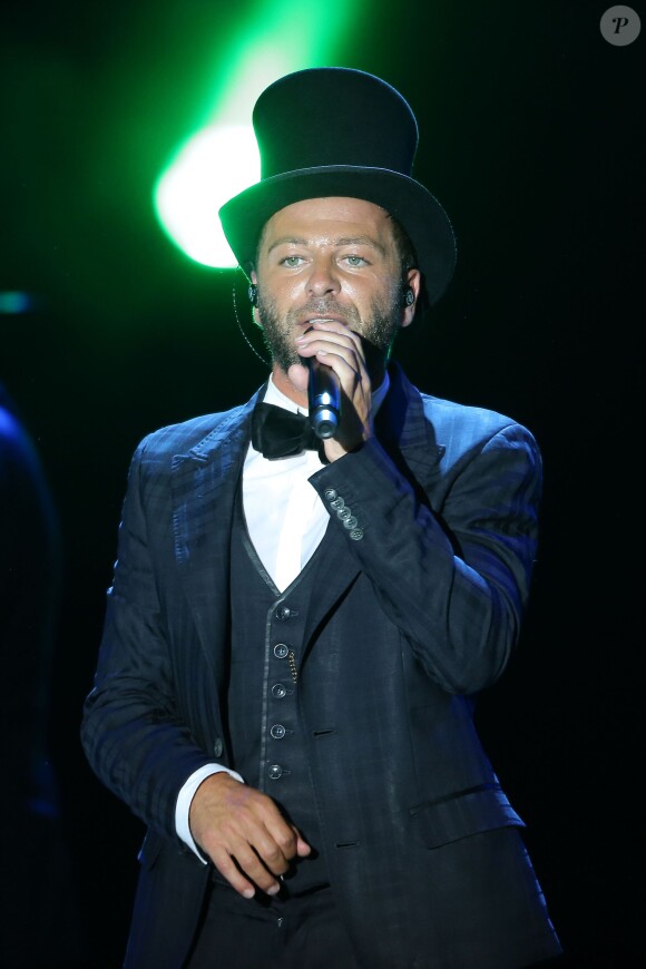 Christophe Maé donnait un concert exceptionnel lors du gala de l'association Fight Aids Monaco créée par Stéphanie de Monaco qui célébrait ses dix ans, au Sporting de Monte Carlo, le 25 juillet 2014.