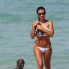 Ludivine Sagna profite de la plage lors de ses vacances à Miami le 23 juillet 2014
