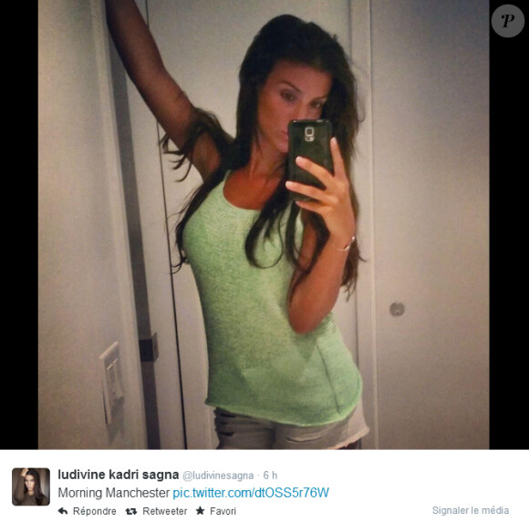 Ludivine Sagna dit bonjour de façon très naturelle depuis Manchester, photo publiée sur son compte Twitter le 1er août 2014