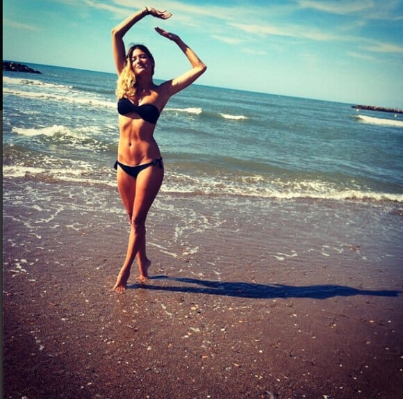 Magalie (Bachelor 2013) : une bombe en bikini pendant ses vacances à la plage !