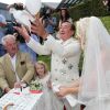 Lâcher de colombe pour l'homme d'affaires Richard Lugner et Cathy Schmitz, mariés au cours d'une cérémonié à Velden am Wortersee, en Autriche. Le 1 août 2014.