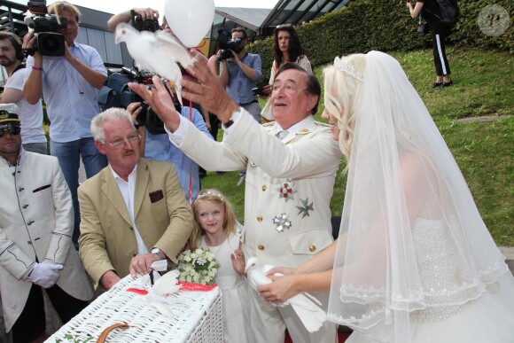Lâcher de colombe pour l'homme d'affaires Richard Lugner et Cathy Schmitz, mariés au cours d'une cérémonié à Velden am Wortersee, en Autriche. Le 1 août 2014.