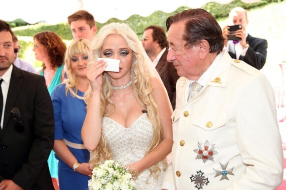 L'homme d'affaires Richard Lugner épouse Cathy Schmitz, émue, lors d'une cérémonié à Velden am Wortersee, en Autriche. Le 1 août 2014.