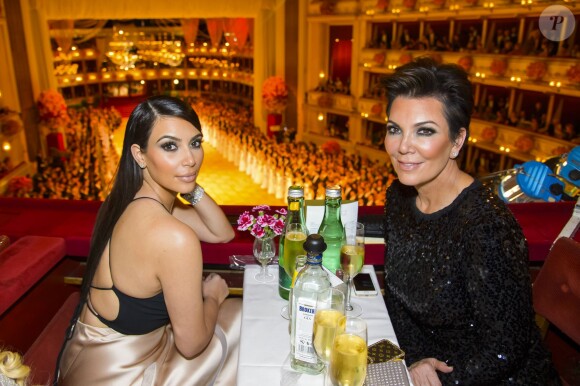 Kim Kardashian et sa mère Kris Jenner assistent au bal de l'Opéra de Vienne. Le 27 février 2014.