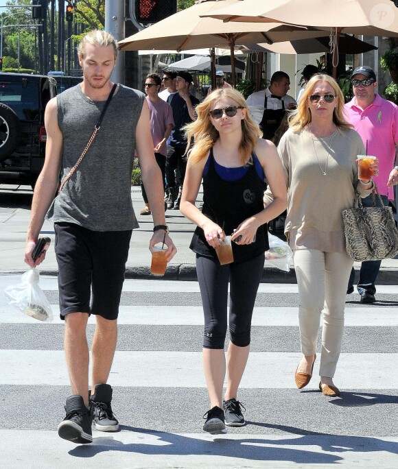 Chloë Moretz, son frère Trevor et leur mère Teri à Beverly Hills, le 11 juillet 2014.