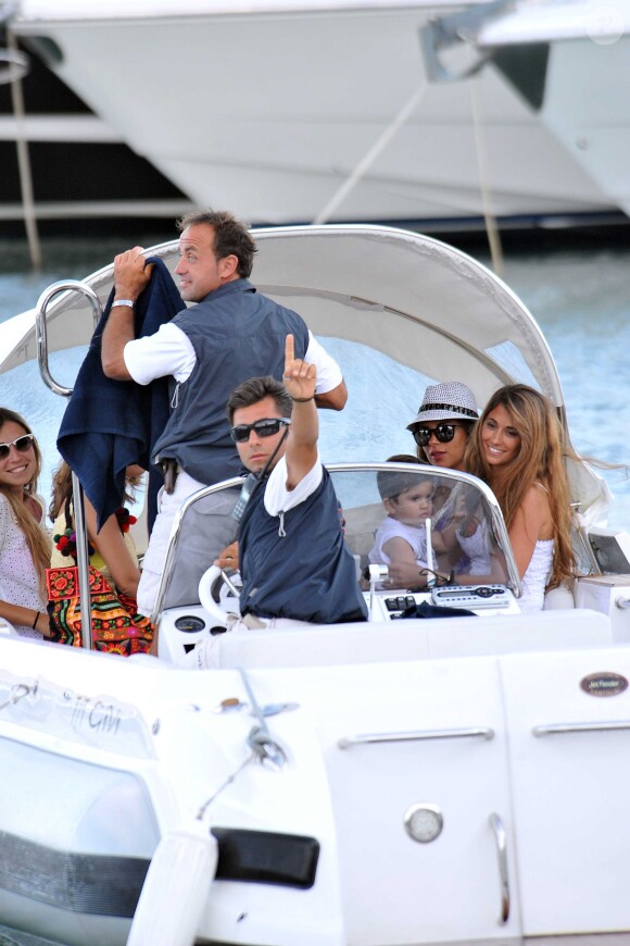 Lionel Messi avec son épouse Antonella et leur fils Thiago, à Sabaudia en Italie, le jeudi 31 juillet 2014.