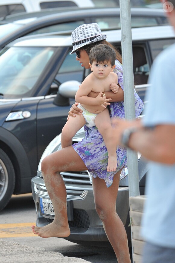 Lionel Messi avec son fils Thiago, à Sabaudia en Italie, le jeudi 31 juillet 2014.