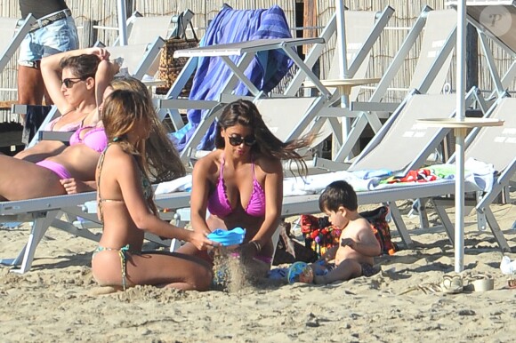 Lionel Messi avec son épouse Antonella et leur fils Thiago, à Sabaudia en Italie, le jeudi 31 juillet 2014.