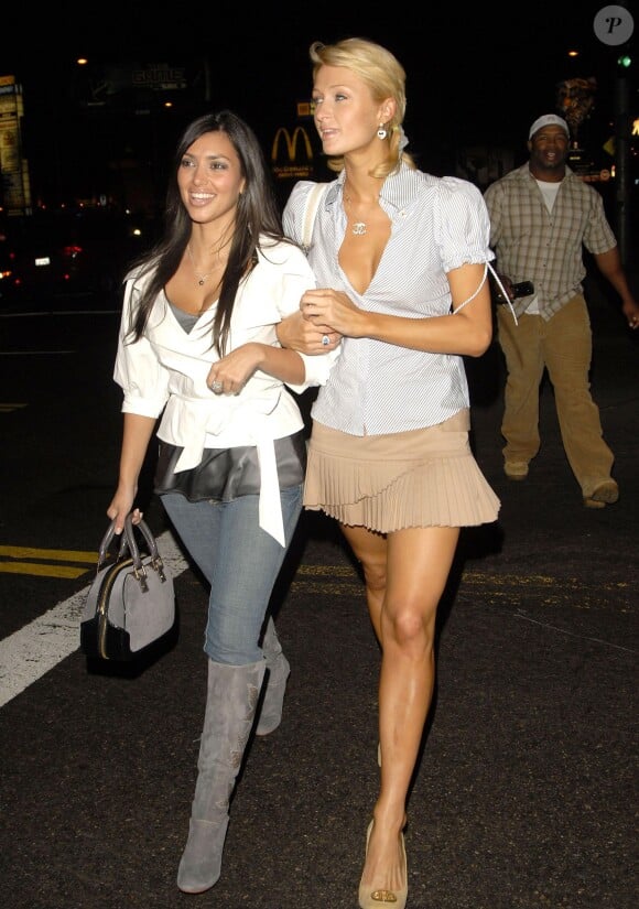Inséparables ! Les deux meilleures amies Paris Hilton et Kim Kardashian ne se quittent plus de jour comme de nuit ! Août 2006
