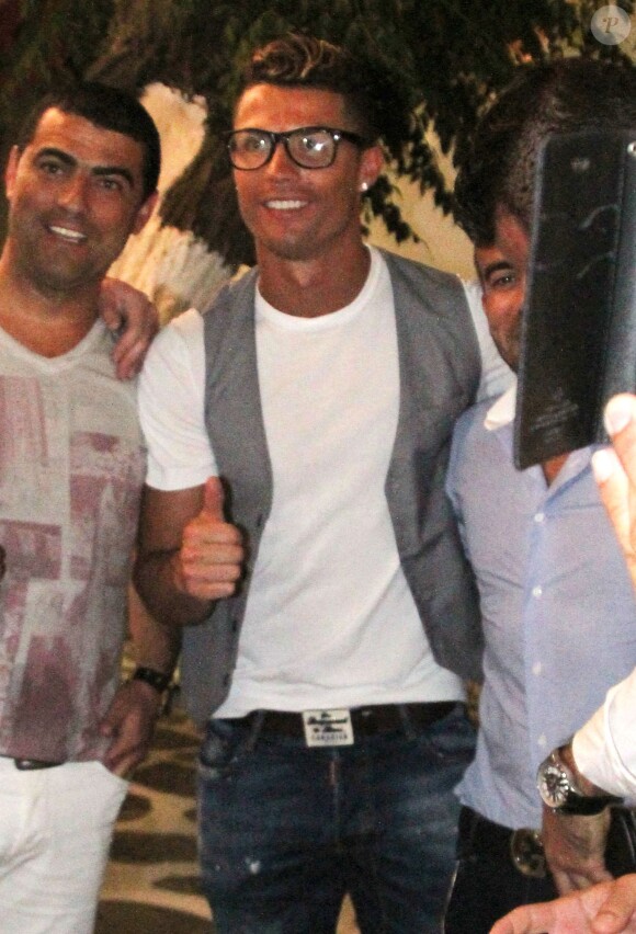 Cristiano Ronaldo en vacances avec des amis à Mykonos, le 3 juillet 2014.