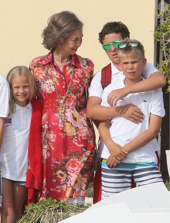 Les cousins Felipe et Miguel ont posé ensemble pour la photo souvenir... La reine Sofia d'Espagne s'est fait un plaisir de remettre à ses petits-enfants Felipe, Victoria, Juan Valentin, Pablo, Miguel et Irene leurs diplômes de fin de stage de voile, le 1er août 2014 à l'école nautique Calanova de Palma de Majorque, en présence de l'infante Elena.