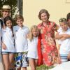 La reine Sofia d'Espagne s'est fait un plaisir de remettre à ses petits-enfants Felipe, Victoria, Juan Valentin, Pablo, Miguel et Irene leurs diplômes de fin de stage de voile, le 1er août 2014 à l'école nautique Calanova de Palma de Majorque, en présence de l'infante Elena.