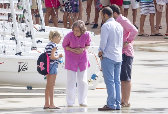 La reine Sofia d'Espagne avec sa petite-fille Irene Urdangarin, 9 ans, à l'école de voile Calavela à Palma de Majorque le 30 juillet 2014.