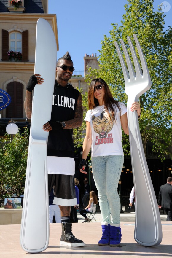 Djibril Cissé et sa compagne à Disneyland Paris, le 21 juin 2014.