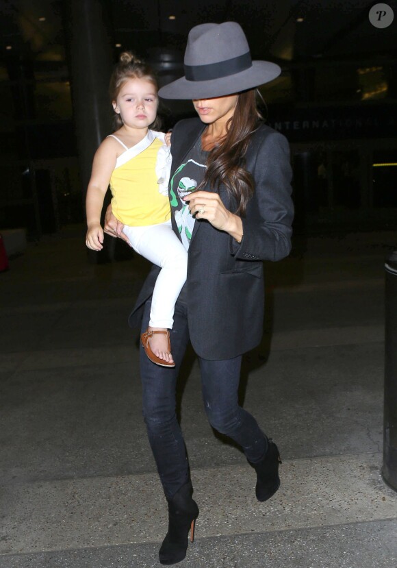 Victoria Beckham et sa fille Harpe à Los Angeles, le 18 juillet 2014.