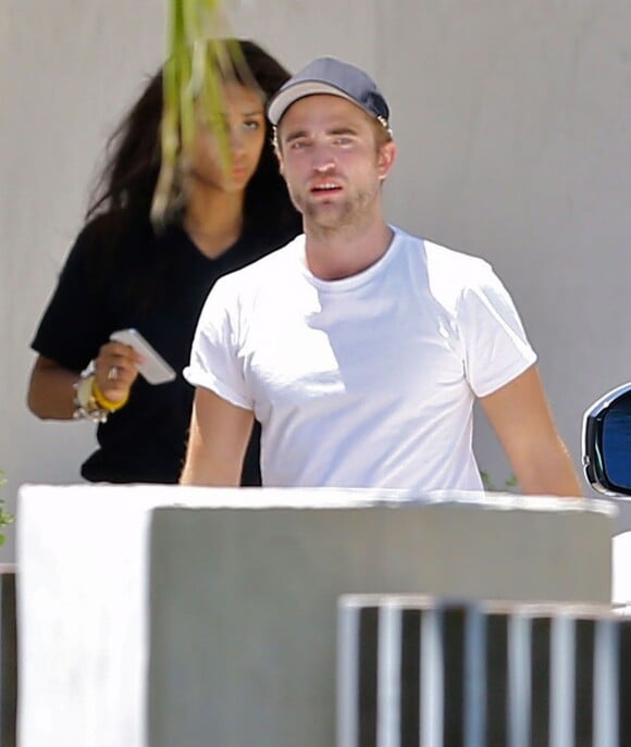 Exclusif - Robert Pattinson quitte avec deux filles en limousine, le 2 août 2014.
 