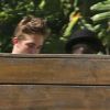 Exclusif - Robert Pattinson quitte une fête chez des amis à West Hollywood, le 2 août 2014, laquelle a commencé le vendredi après-midi et s'est terminée dans la matinée du samedi. Robert Pattinson est reparti avec deux filles en limousine.