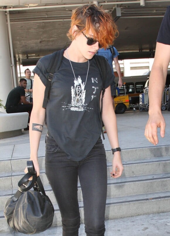 Kristen Stewart prend un vol à l'aéroport de Los Angeles, le 24 juillet 2014.