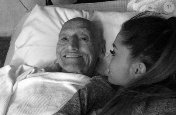 La jeune chanteuse Ariana Grande a perdu son grand-père, décédé mardi 22 juillet 2014.