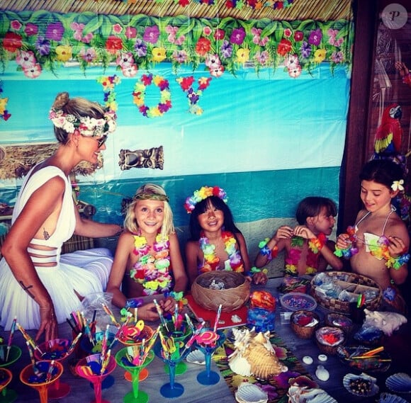 Le clan Hallyday a célébré comme il se doit les 10 ans de Jade et les 6 ans de Joy à l'occasion d'une petite fête organisée à Saint-Barth' sur le thème hawaïen dont Laeticia Hallyday a partagé quelques souvenirs sur son profil Instagram, le 5 août 2014.