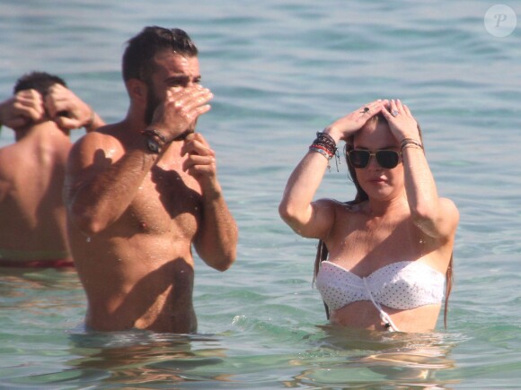 Lindsay Lohan profite de ses vacances avec un mystérieux inconnu sur une plage de l'île de Mykonos, le 5 août 2014.