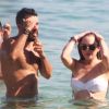 Lindsay Lohan profite de ses vacances avec un mystérieux inconnu sur une plage de l'île de Mykonos, le 5 août 2014.