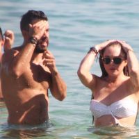 Lindsay Lohan : Détendue en bikini et complice avec un bel inconnu...