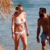 Lindsay Lohan profite de ses vacances avec un inconnu sur une plage de l'île de Mykonos, le 5 août 2014.