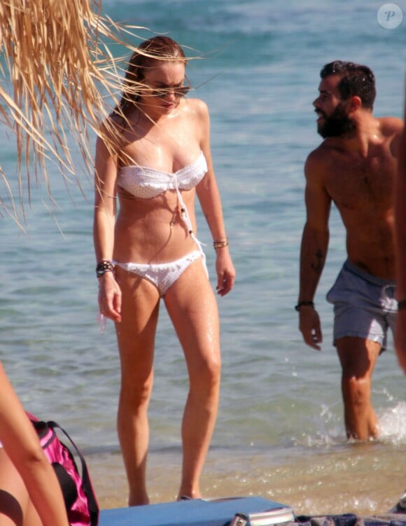 Lindsay Lohan profite de ses vacances avec un inconnu sur une plage de l'île de Mykonos, le 5 août 2014.