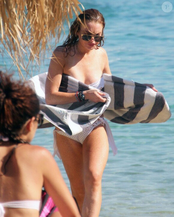 Lindsay Lohan profite de ses belles vacances avec un mystérieux inconnu sur une plage de l'île de Mykonos, le 5 août 2014.