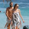 Lindsay Lohan profite de ses vacances avec un mystérieux inconnu sur une plage de l'île de Mykonos, le 5 août 2014.