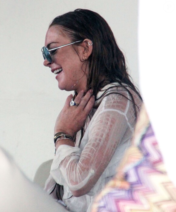 Lindsay Lohan profite de ses vacances avec un mystérieux inconnu sur une plage de l'île de Mykonos, le 5 août 2014.