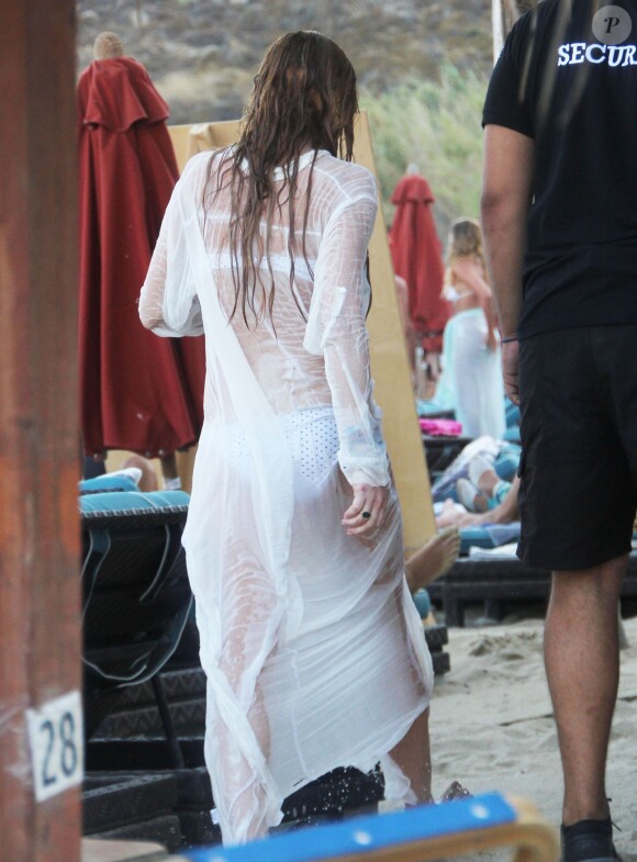 Lindsay Lohan profite de ses vacances avec un mystérieux inconnu sur une plage de l'île de Mykonos, le 5 août 2014.