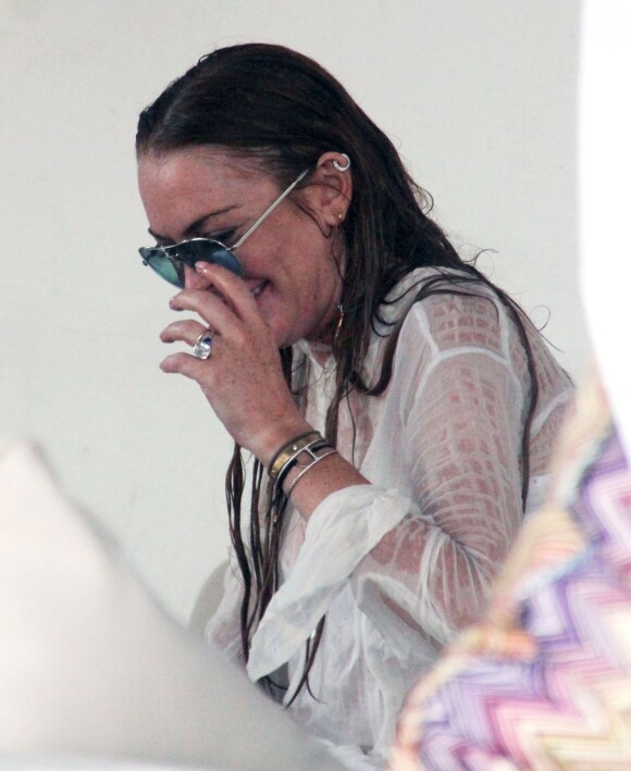 Lindsay Lohan profite de ses vacances avec un mystérieux inconnu sur une plage de l'île de Mykonos, le 5 août 2014.
