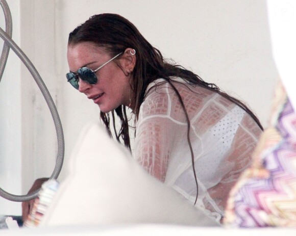 Lindsay Lohan profite de ses vacances avec un mystérieux inconnu sur une plage de l'île de Mykonos, le 5 août 2014.