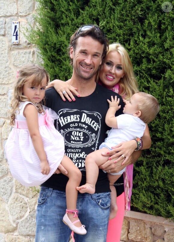 Exclusif - Carlos Moya lors de son 37e anniversaire avec sa femme Carolina Cerezuela et leurs enfants Carla et Carlo, le 27 août 2013 à Palma de Majorque. Le couple a eu le 9 avril 2014 son troisième enfant, Daniela.